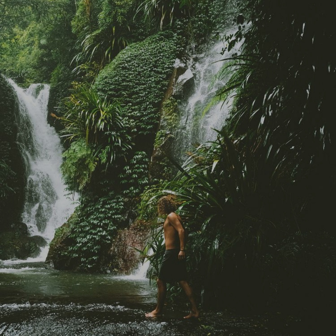  عشقگم بی تو میمیرم بری تنهام بزاری او دستای پر عشقته دست غریبه بزاری
