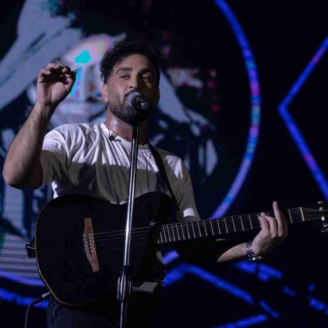 احمد سلو آسمون تو یه رنگه آخه مگه داریم مثل تو