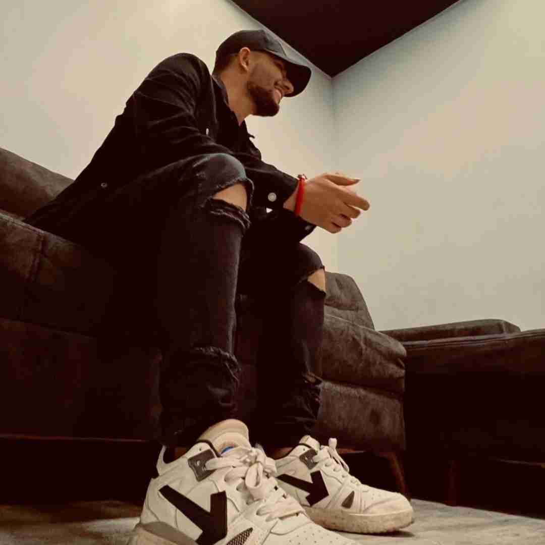 علی حسینی این اصلا شبیه تو نیست همش موهاشو میبنده