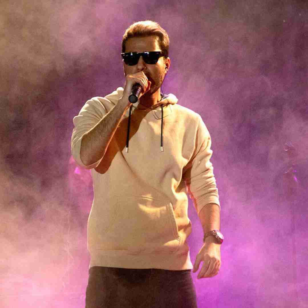 مهدی احمدوند انقده چشات قشنگه که میشه براش مرد