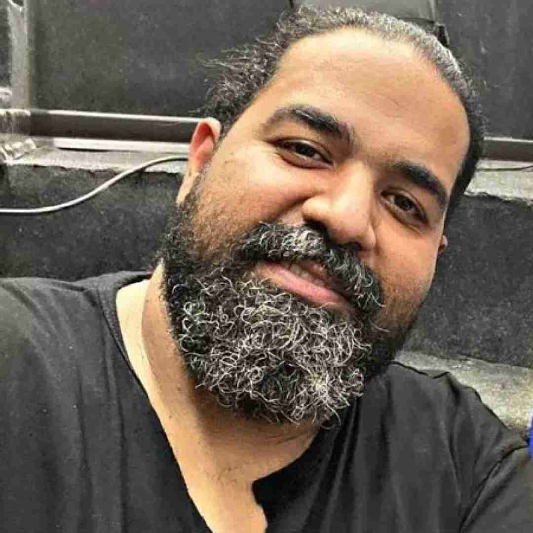 رضا صادقی یه جایی تو قلبم هنوز هست که با دیدن عکس تو درد میکنه