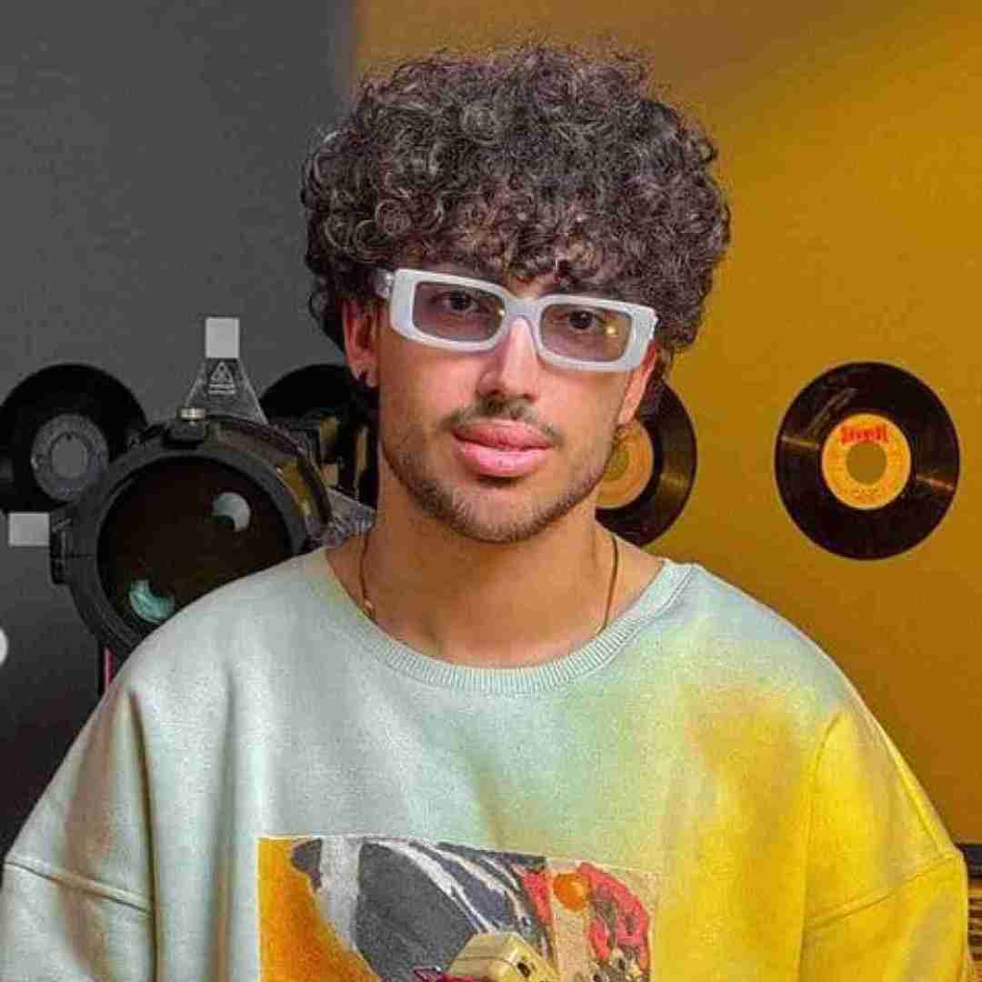 بابی (بابک ایمانی) قد 130 تیز میاد تو مهمونی با قیافه یه جوری سیس میگیره