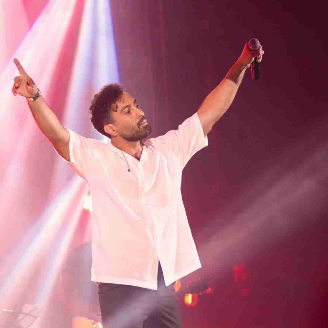 احمد سلو لبخندمو دوست داشت میگفت که اخم کنم براش