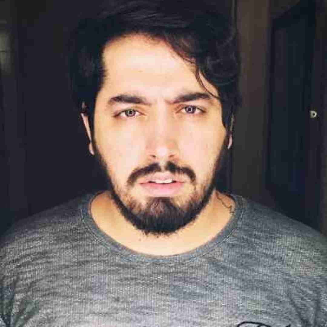 میلاد بابایی بهم بگو کی مثل من موهاتو میبافه