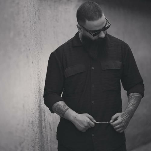 علی میر عجب یکم برو دنیارو بگرد اگه دیدی کسی گیرت اومد