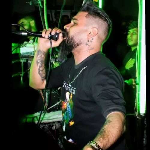 فرهاد جهانگیری یه اتاق تم تاریک وناو ای چهار دیواری