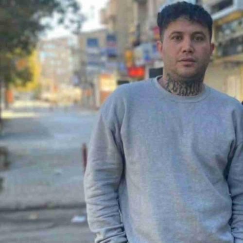 علی احمدیانی به روی دست پدر به لطف مهر مادر