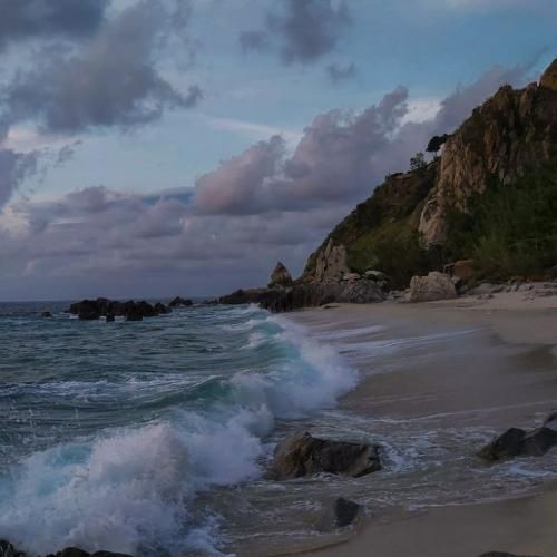  تو خیابون زیر نور چراغا ساعت از نصف شبم با صدای دختر