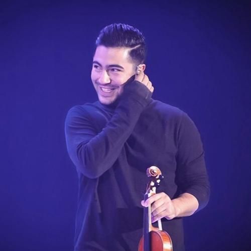 ممرض زیر او نخل بلندو سر او کیچه قشنگو